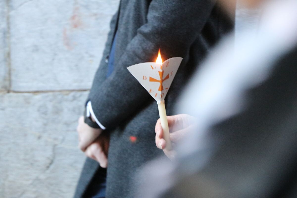 La tradicional procesión de las antorchas vuelve a alumbrar el cielo leonés para pedir salud para los enfermos.