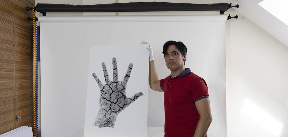 El artista Richard Le Manz con una de sus obras.