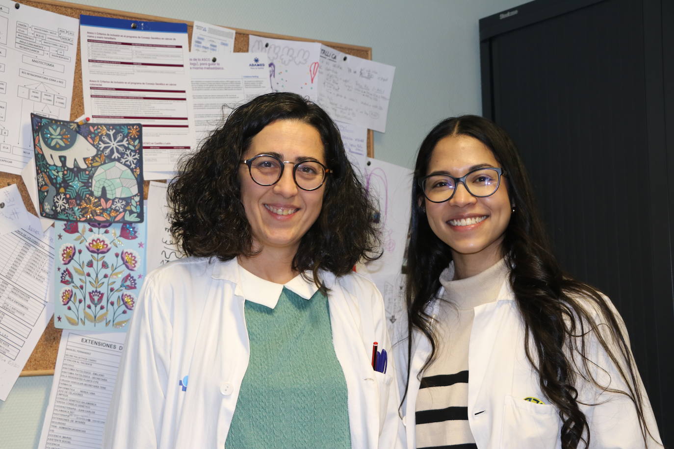 Las oncólogas Ana López González y Mariana López Flores son la cara visible de la investigación clínica contra el cáncer en el Hospital de León. 