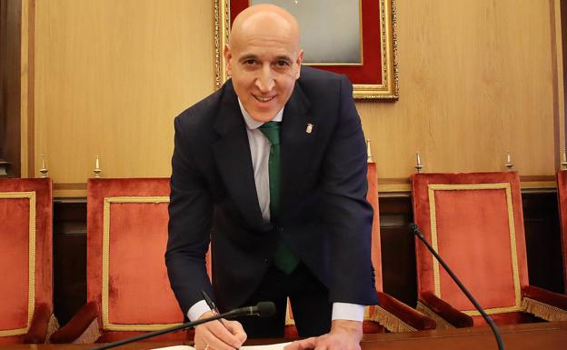 José Antonio Diez, alcalde de León, durante el acto celebrado en el Ayuntamiento de León con motivo del día de las águedas.