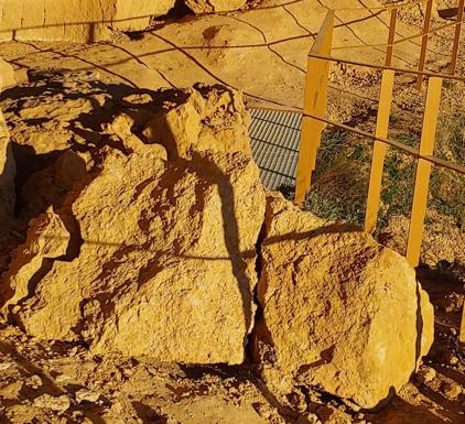 Desprendimiento de piedra en las Cuevas Menudas.