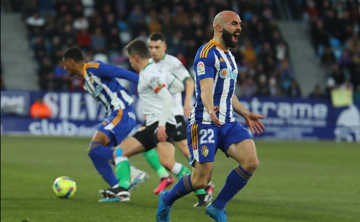 Un instante del partido disputado en El Toralín entre la Ponferradina y el Racing.