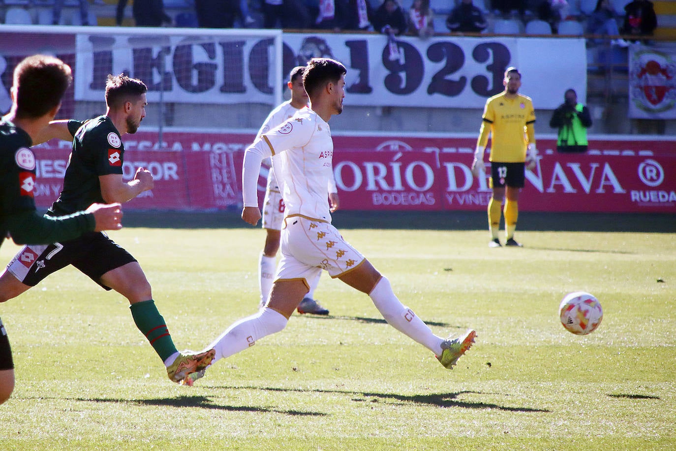 Ambos equipos tuvieron escasas ocasiones y acabaron firmando el empate sin goles.