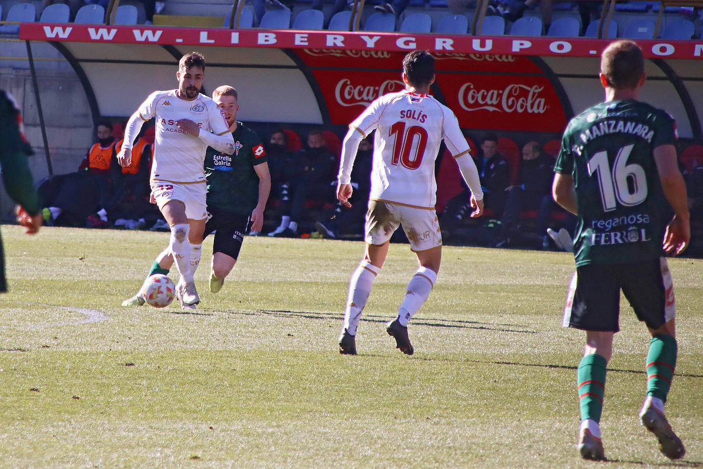 Ambos equipos tuvieron escasas ocasiones y acabaron firmando el empate sin goles.