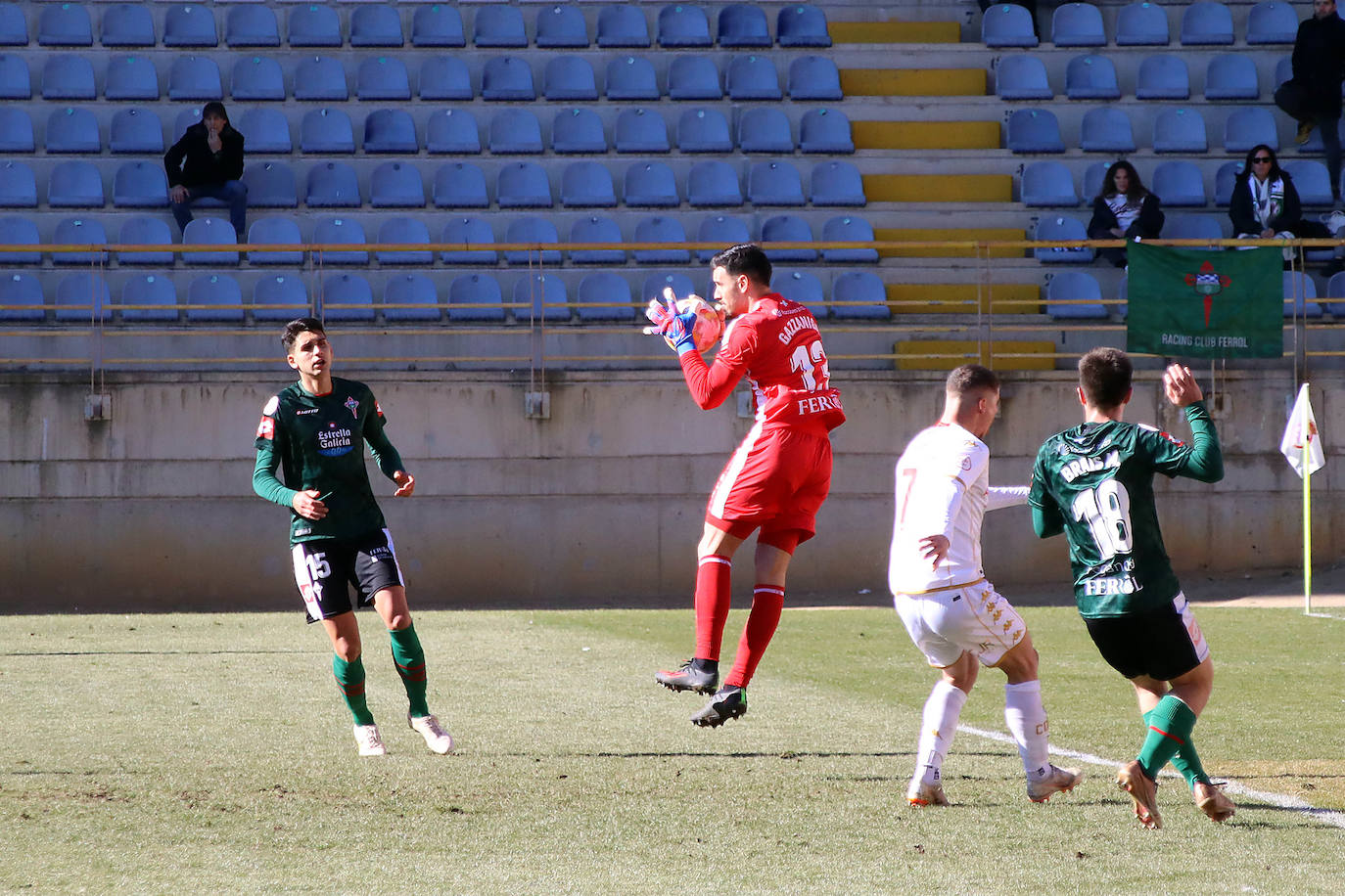 Ambos equipos tuvieron escasas ocasiones y acabaron firmando el empate sin goles.