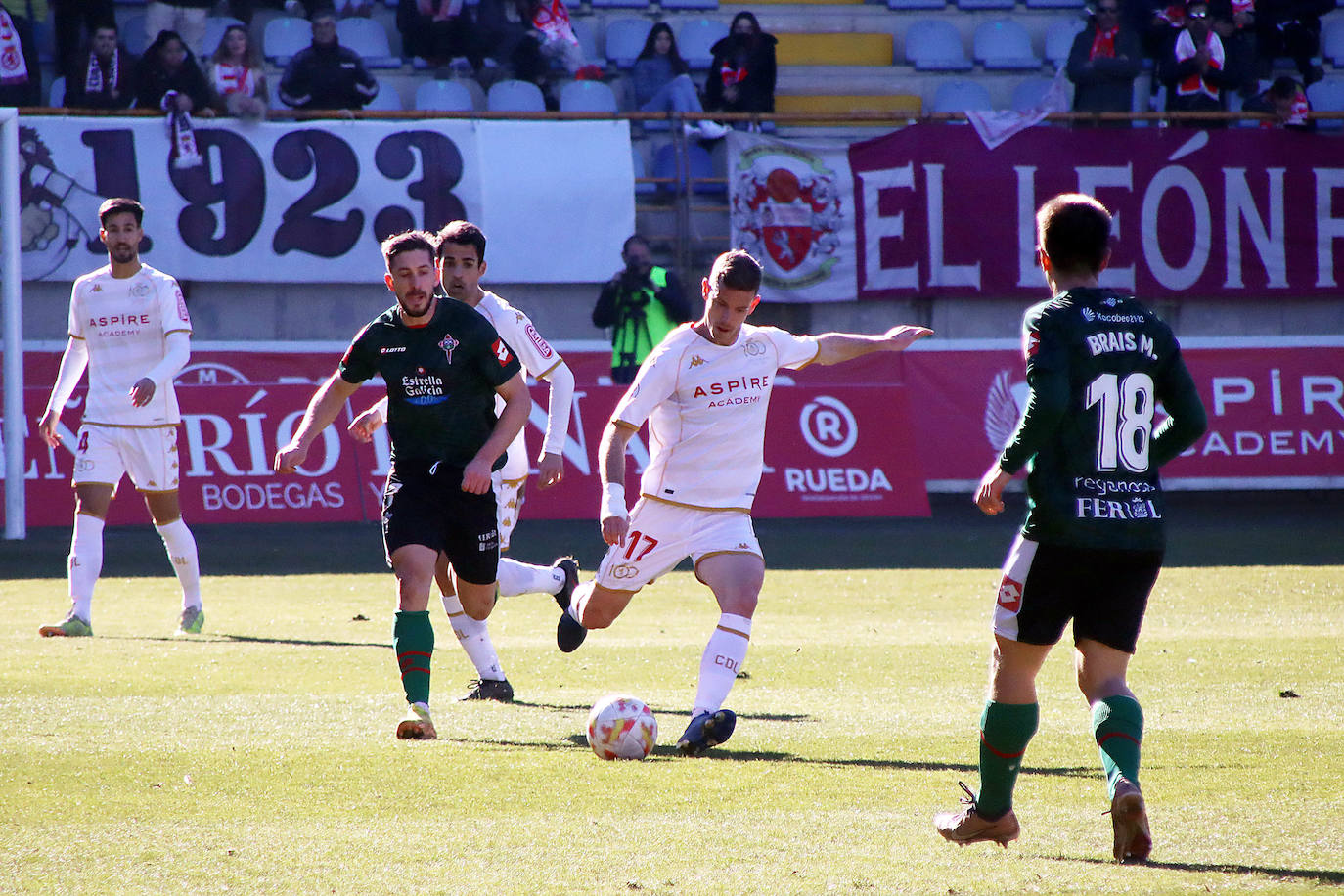 Ambos equipos tuvieron escasas ocasiones y acabaron firmando el empate sin goles.