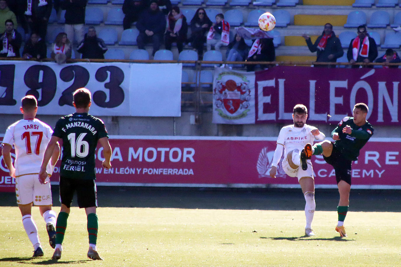 Ambos equipos tuvieron escasas ocasiones y acabaron firmando el empate sin goles.