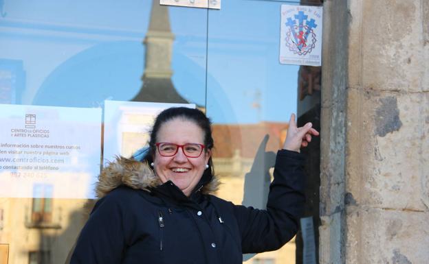 Diana García, ante la sede de la Junta Mayor de Semana Santa.