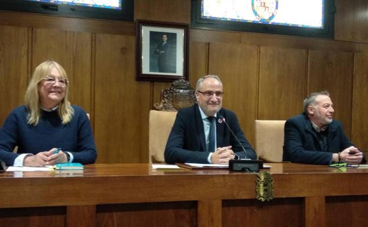 El alcalde de Ponferrada (C) junto a los ediles de Seguridad y Gobierno Interior, durante su comparencia.