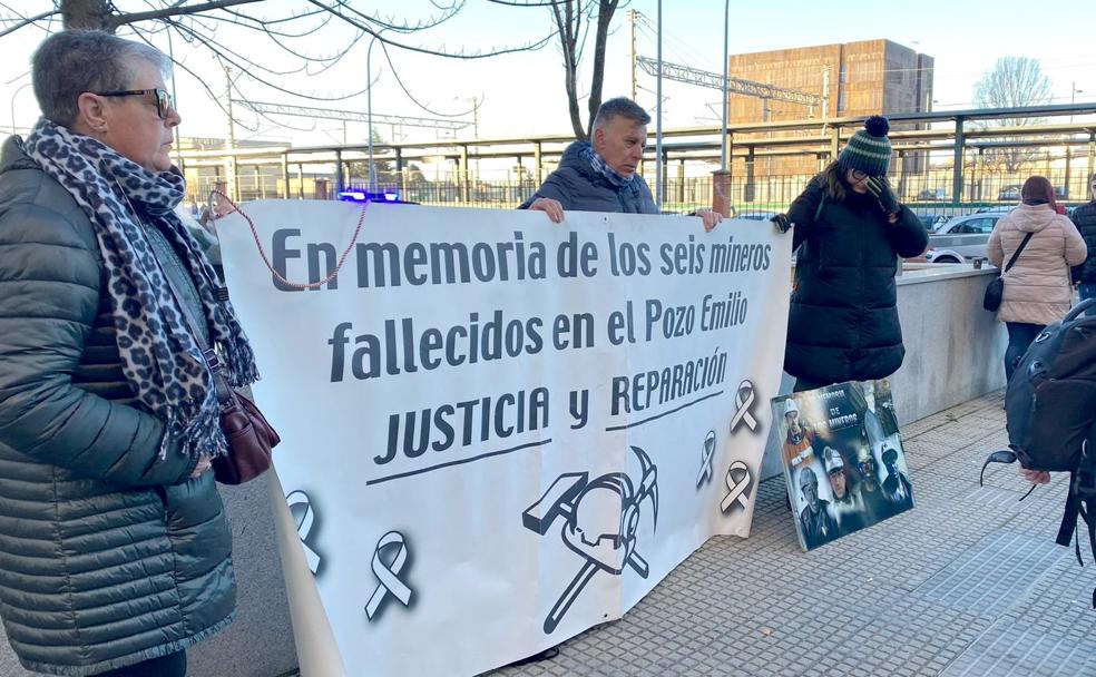 Los familiares de los eis mineros fallecidos se han concentrado este lunes a las puertas de los juzgados de León en el reinicio del juicio por los 'seis de Tabliza'. 