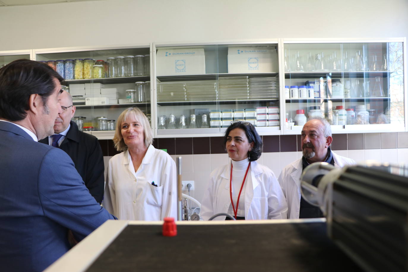 El consejero anuncia la inversión para que el instituto retome su actividad biotecnológica de investigación.