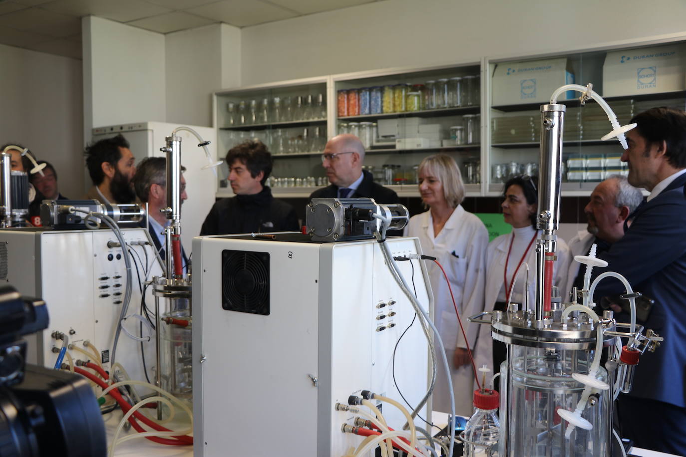 El consejero anuncia la inversión para que el instituto retome su actividad biotecnológica de investigación.