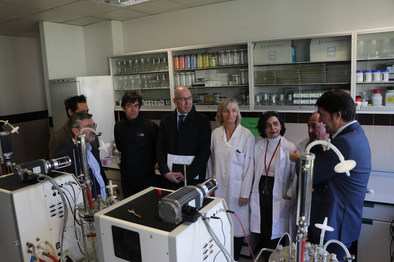 El consejero anuncia la inversión para que el instituto retome su actividad biotecnológica de investigación.