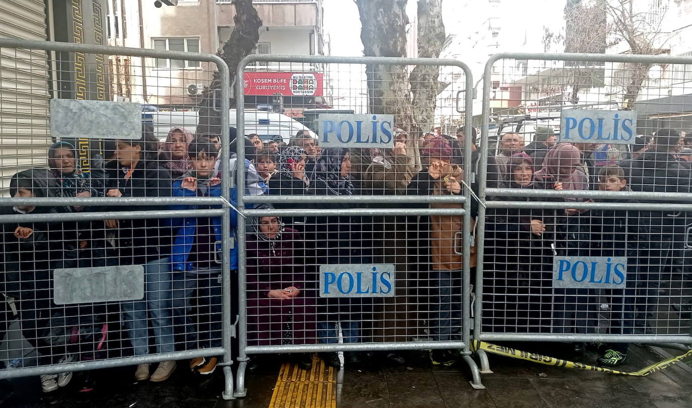 Familiares de las personas atrapadas bajo los escombros de un edificio en Diyarbakir esperan noticias de sus allegados. 