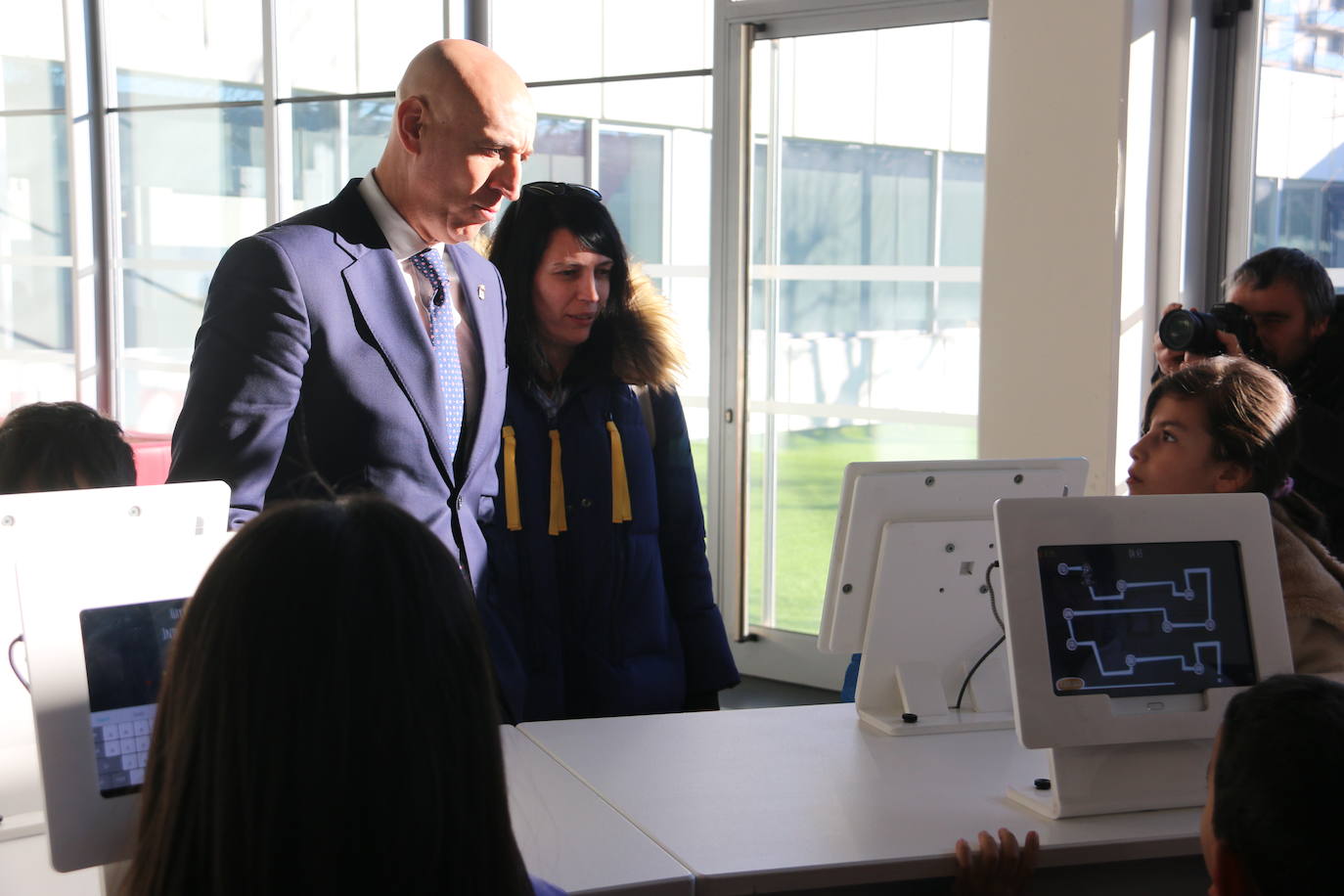 León celebra en el Incibe el XX Día de la Internet Segura con un convenio entre Universidad y Secretaría de Estado en Ciberseguridad para poner en marcha un CyberCamp y ayudar a colectivos vulnerables y personas mayores en el manejo de internet | 6.000 colegios de toda España participan en talleres para difundir el trabajo del 017 | Uno de cada tres usuarios de internet es menor.