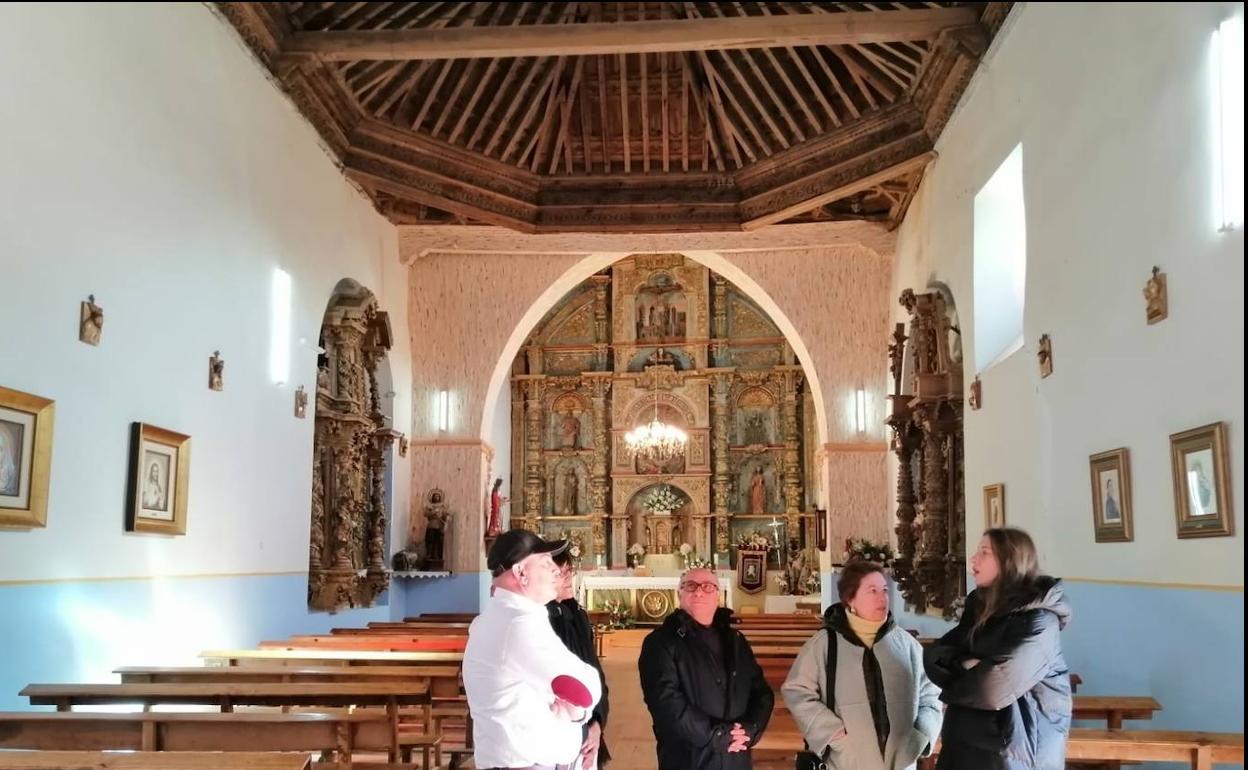 Muñoz conoce el proyecto para restaurar el artesonado mudéjar del siglo XVI de la iglesia de Valcabado del Páramo