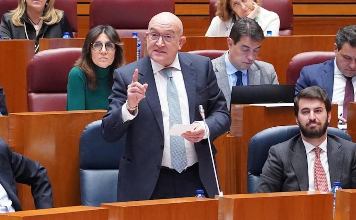 El consejero de la Presidencia, Jesús Julio Carnero, durante el pleno de las Cortes