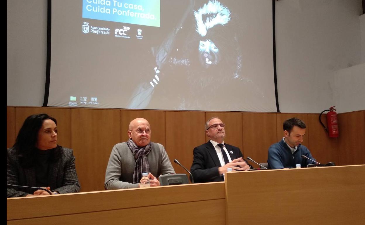 El alcalde y el edil de Sostenibilidad Medioambiental junto a los representantes de FCC y Mil Ojos,en la presentación de la campaña.