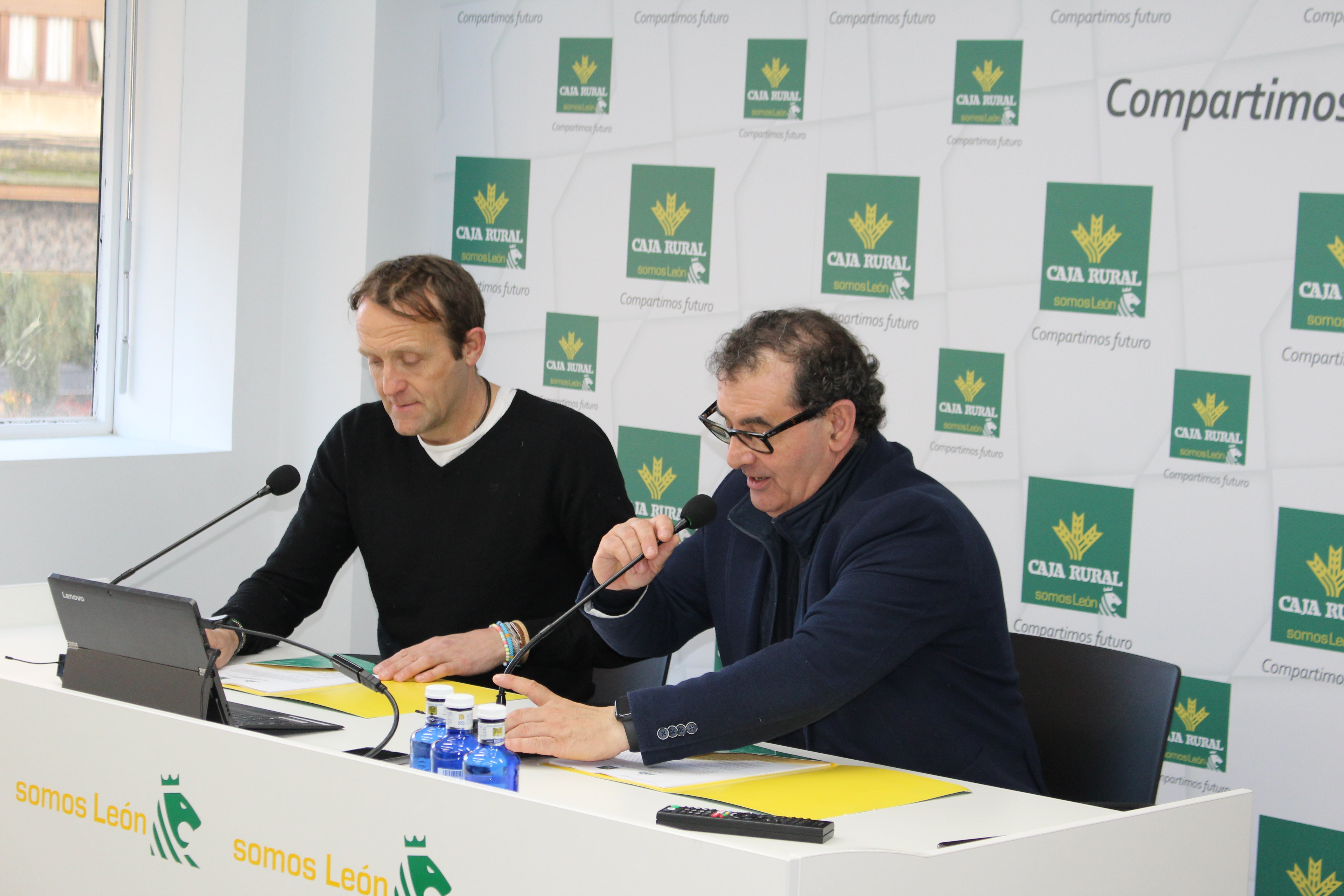 Firma de un convenio de colaboración entre Caja Rural y el Club Atletismo Sprint León