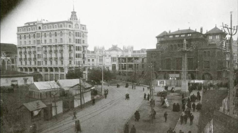 Edificio Goyo, galerías Pallarés y antiguo Casino de la ciudad. A la derecha, el solar después del derribo de San Antonio Abad. (Archivo de Santos Florez)