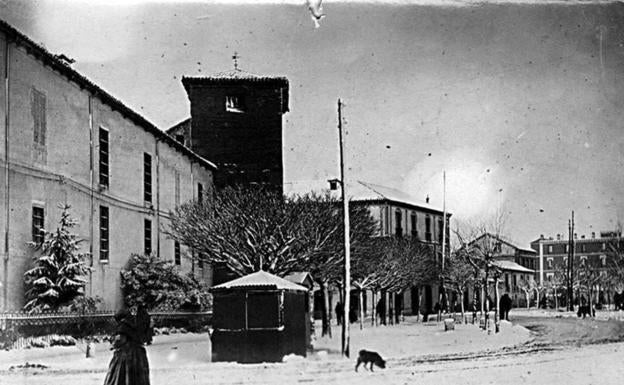 Fotografía que tiene como protagonista al torreón Almanzor del Hospital de San Antonio Abad. (1910-1923)