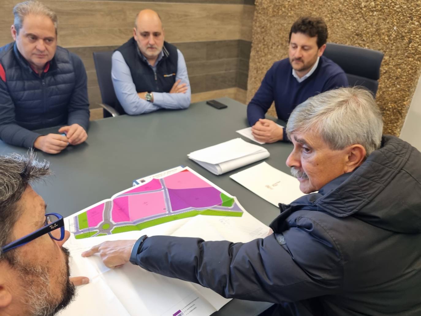 El alcalde del municipio y el rector mantienen un encuentro para estudiar la posible cesión de terrenos anexos a la ronda para instalar en ellos una hipotética facultad de Medicina.