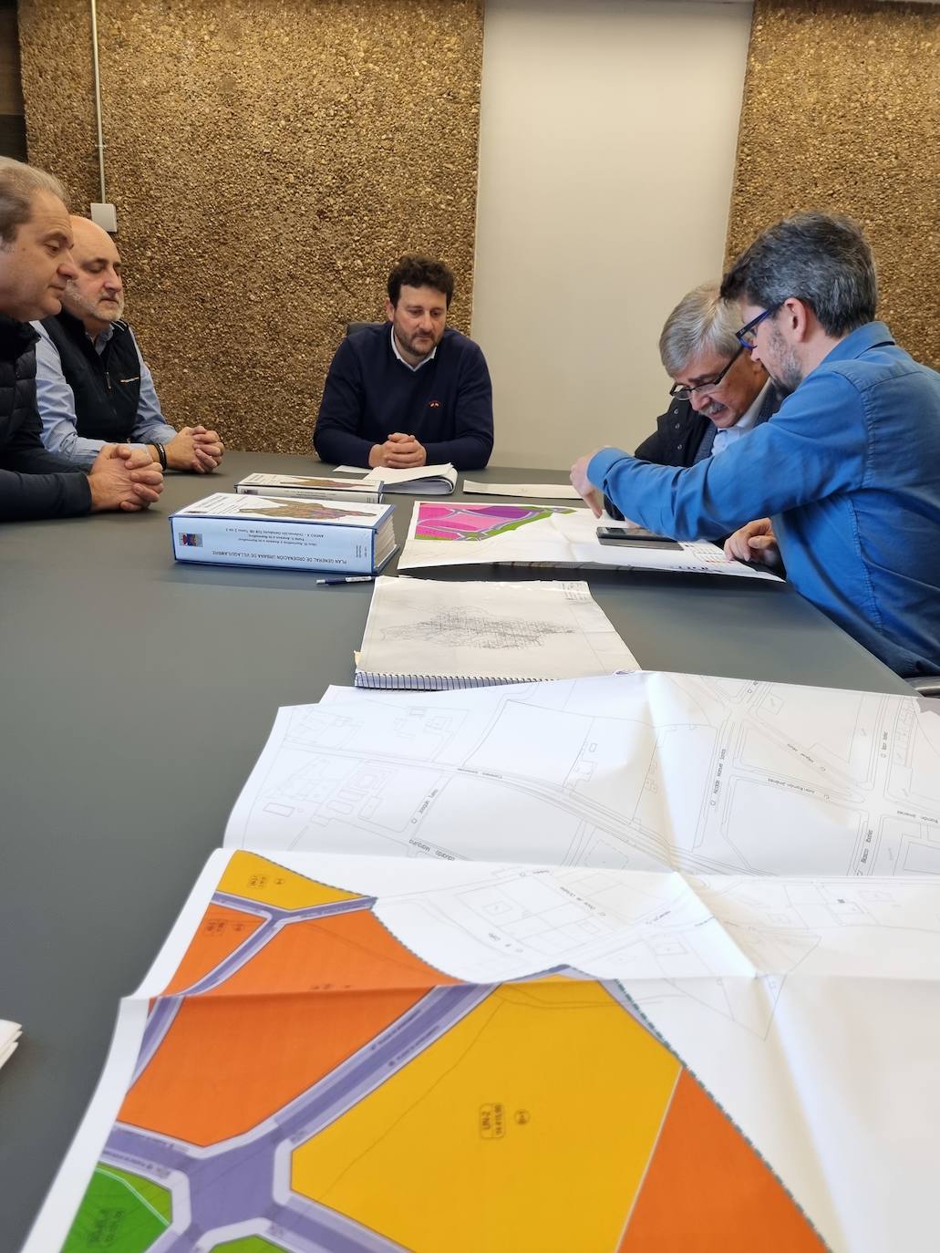 El alcalde del municipio y el rector mantienen un encuentro para estudiar la posible cesión de terrenos anexos a la ronda para instalar en ellos una hipotética facultad de Medicina.