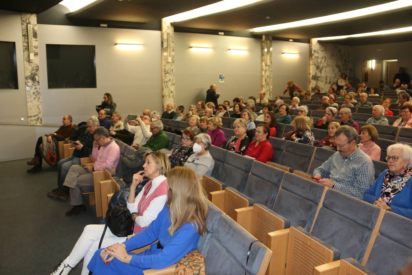 Presentación del libro en el salón de actos del Ayuntamiento de Ordoño II. 