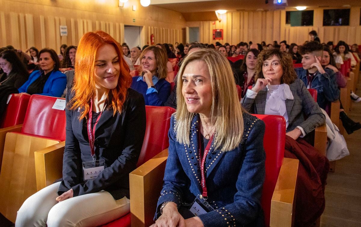 La leonesa Sara García participa en el acto inaugural de las XI Jornadas Investigadoras de Castilla y León celebradas en Salamanca este jueves.