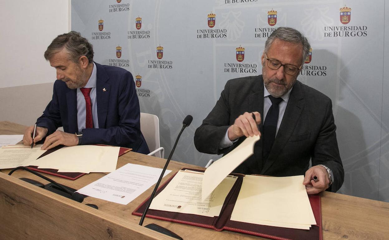 El presidente de las Cortes de Castilla y León, Carlos Pollán, firma el convenio de colaboración con el rector de la Universidad de Burgos, Manuel Pérez Mateos.