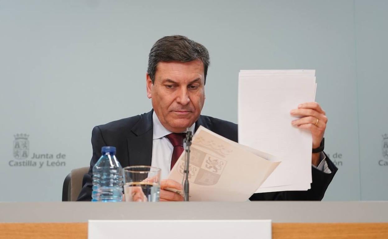 El consejero de Economía y Hacienda y portavoz, Carlos Fernández Carriedo, comparece en rueda de prensa posterior al Consejo de Gobierno.