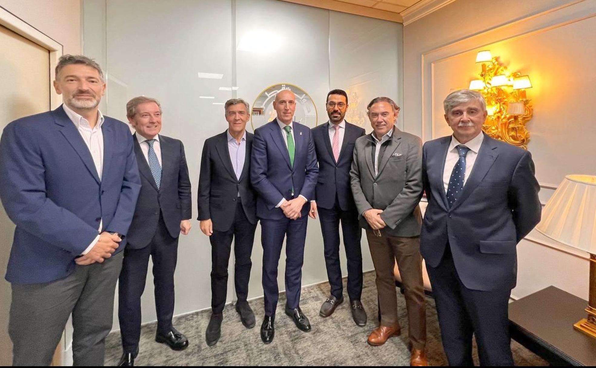 La delegación leonesa, junto a representantes de la embajada de Catar, este jueves en Madrid. 