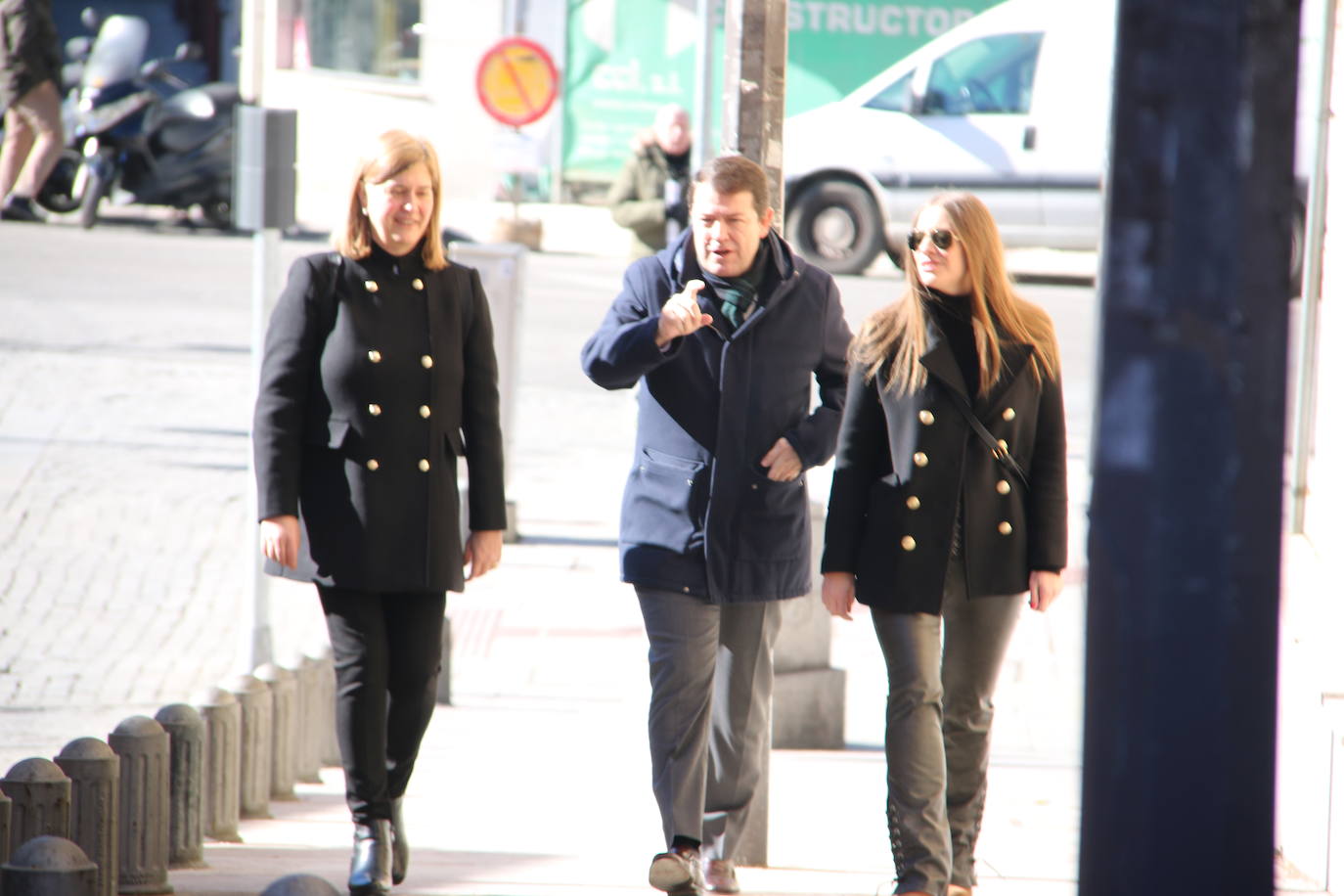 El presidente del PP de Castilla y León hace una ruta caminando por el centro de la capital leonesa en esta jornada de jueves.