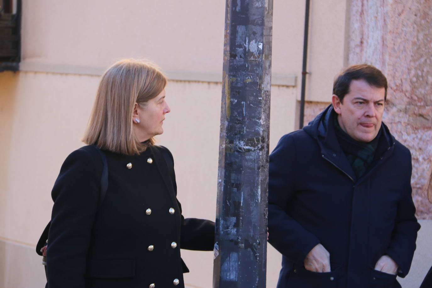 El presidente del PP de Castilla y León hace una ruta caminando por el centro de la capital leonesa en esta jornada de jueves.