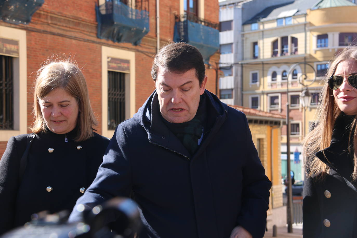 El presidente del PP de Castilla y León hace una ruta caminando por el centro de la capital leonesa en esta jornada de jueves.