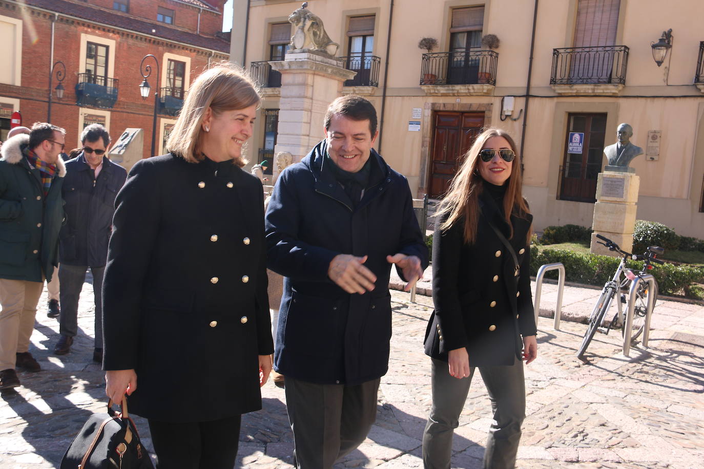 El presidente del PP de Castilla y León hace una ruta caminando por el centro de la capital leonesa en esta jornada de jueves.