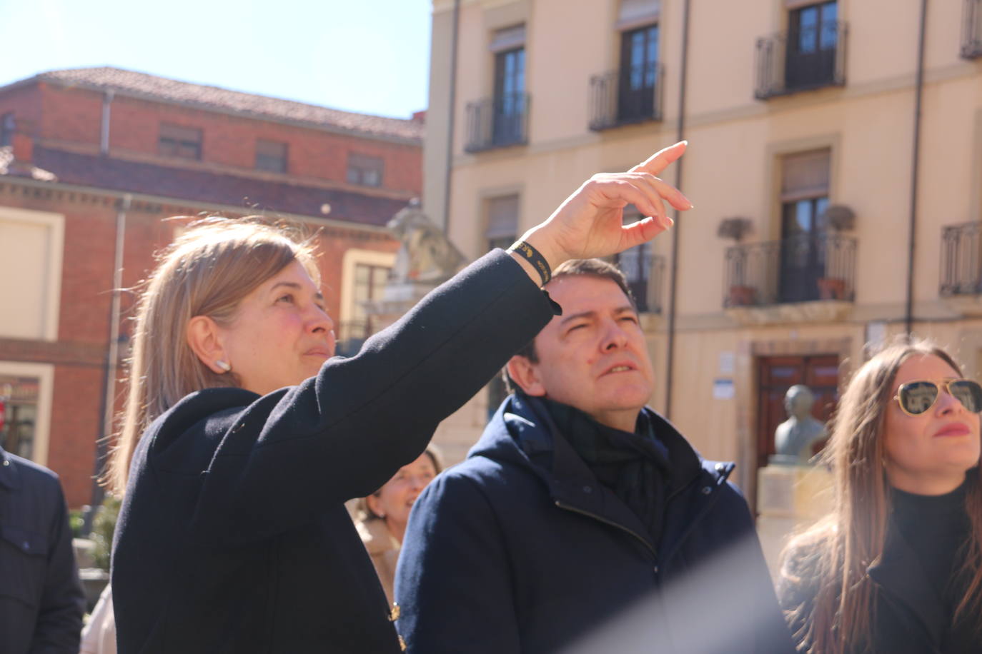 El presidente del PP de Castilla y León hace una ruta caminando por el centro de la capital leonesa en esta jornada de jueves.