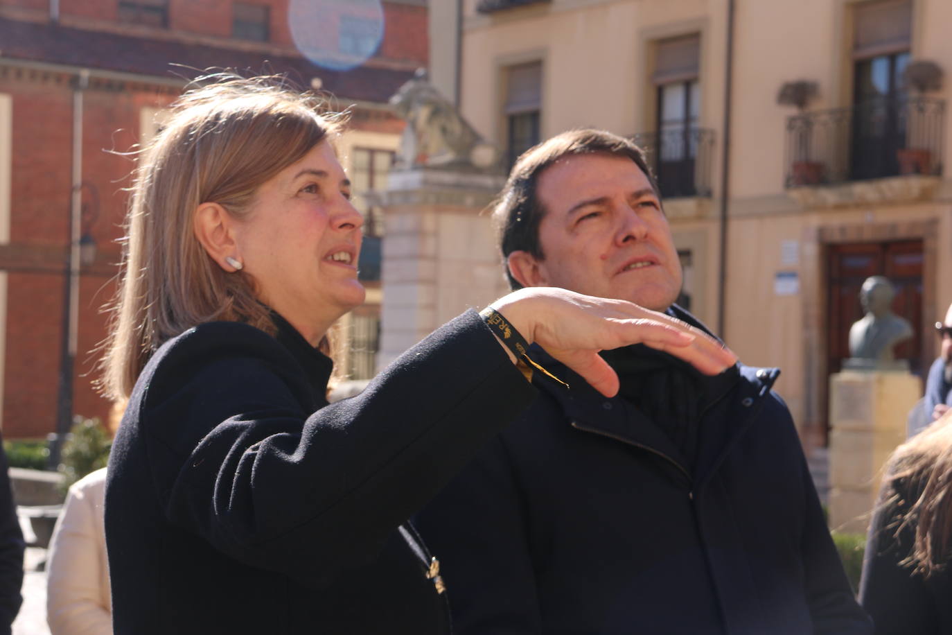 El presidente del PP de Castilla y León hace una ruta caminando por el centro de la capital leonesa en esta jornada de jueves.