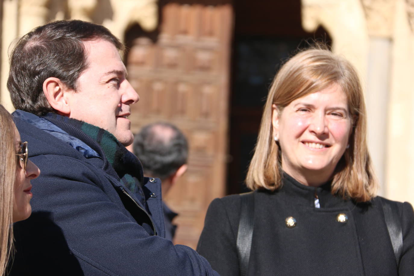 El presidente del PP de Castilla y León hace una ruta caminando por el centro de la capital leonesa en esta jornada de jueves.