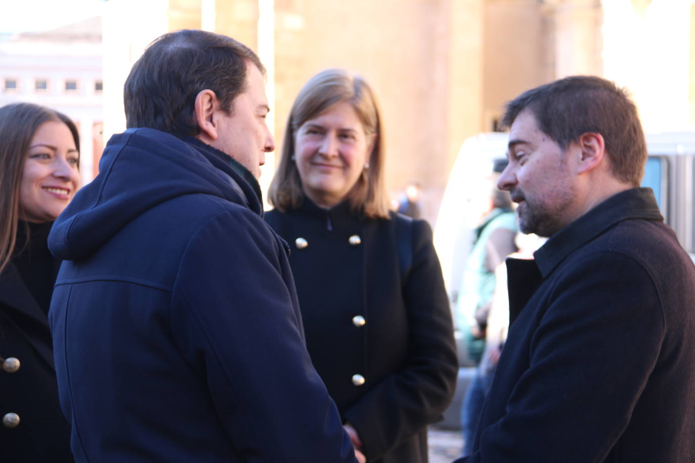 El presidente del PP de Castilla y León hace una ruta caminando por el centro de la capital leonesa en esta jornada de jueves.