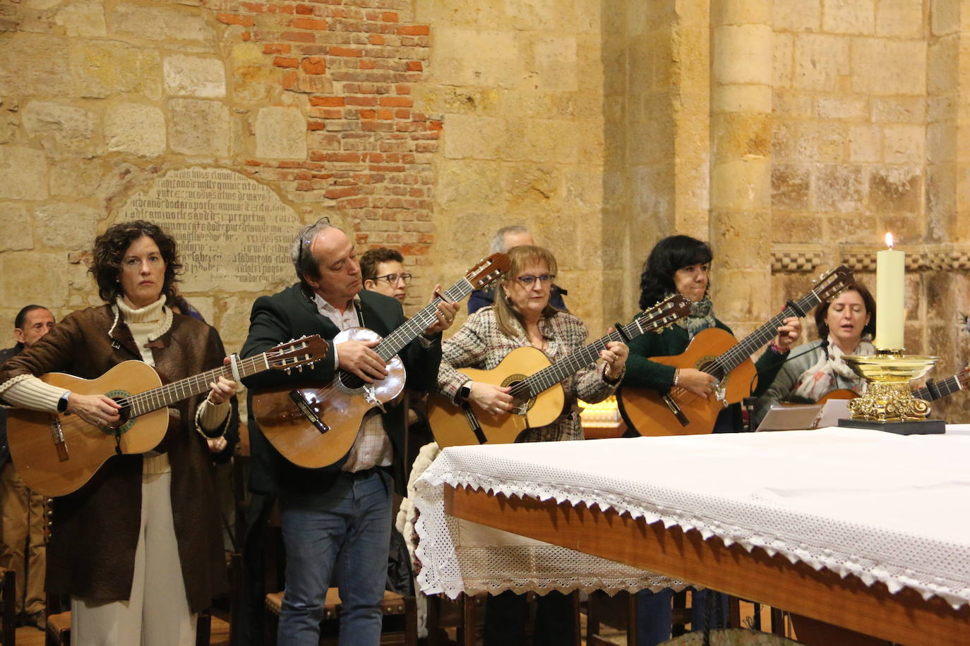 El acto se desarrolló en una repleta iglesia del Mercado, con motivo de la fiesta parroquial.