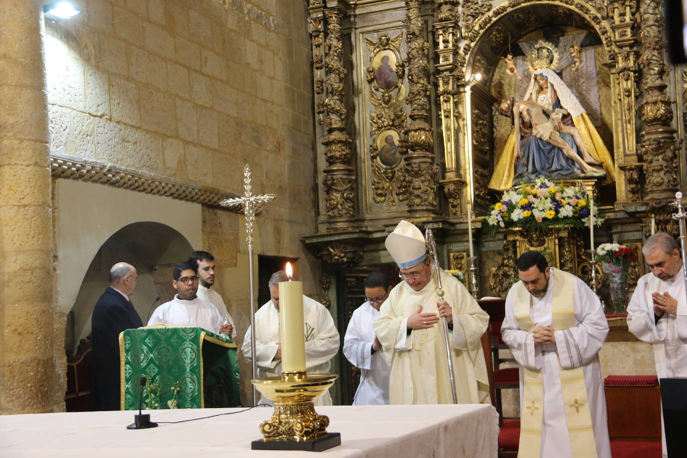 El acto se desarrolló en una repleta iglesia del Mercado, con motivo de la fiesta parroquial.