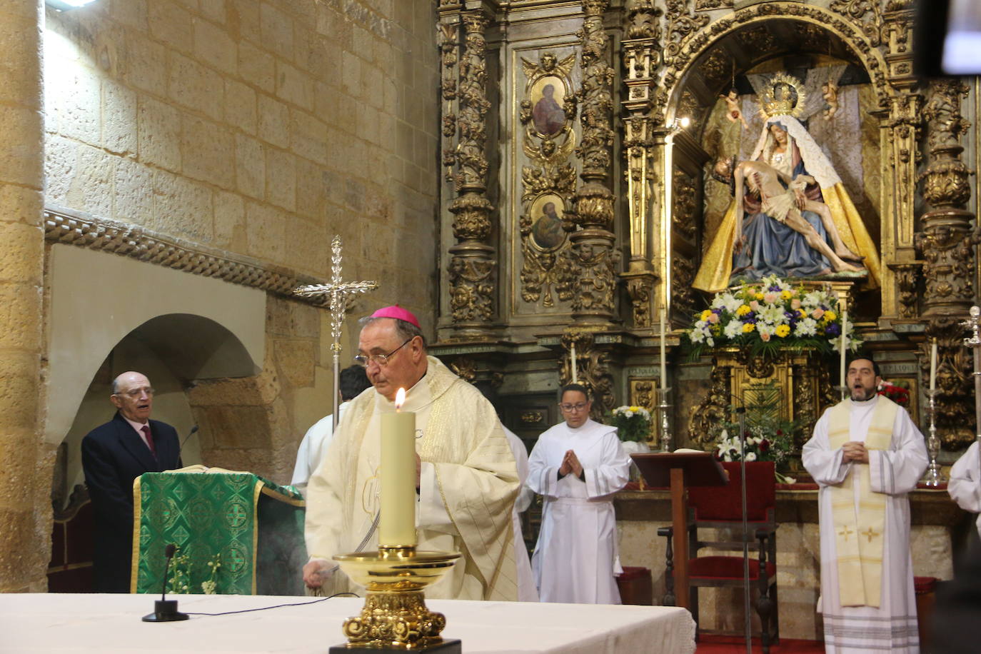 El acto se desarrolló en una repleta iglesia del Mercado, con motivo de la fiesta parroquial.