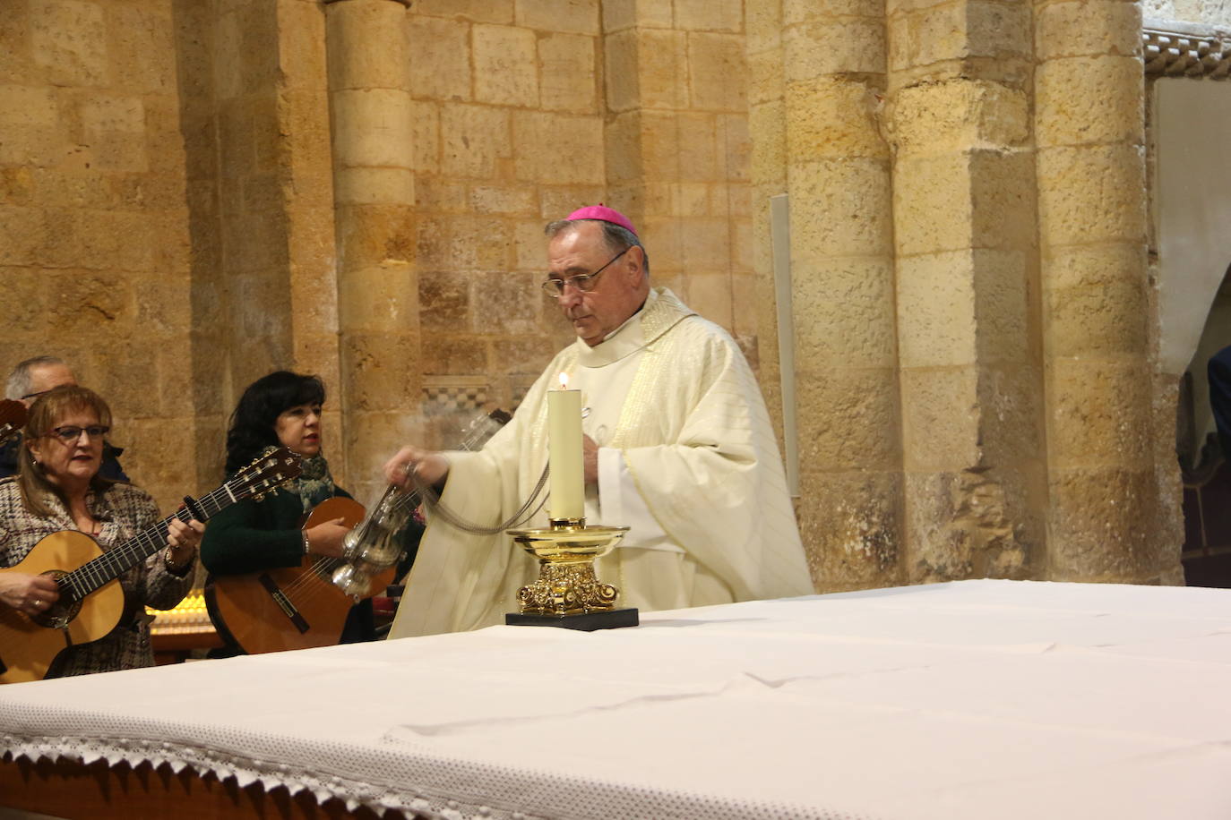 El acto se desarrolló en una repleta iglesia del Mercado, con motivo de la fiesta parroquial.