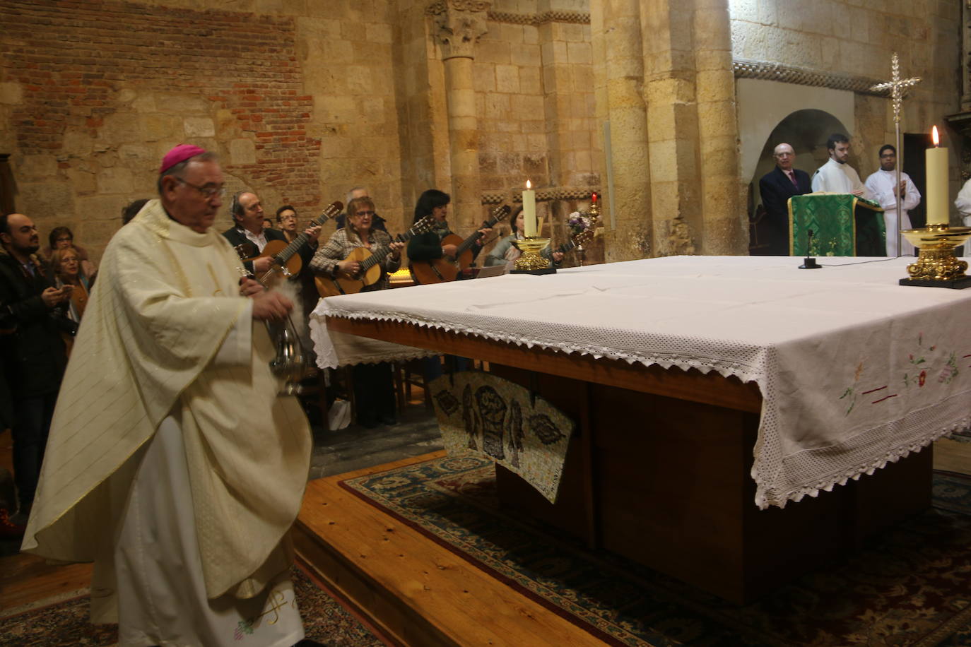 El acto se desarrolló en una repleta iglesia del Mercado, con motivo de la fiesta parroquial.