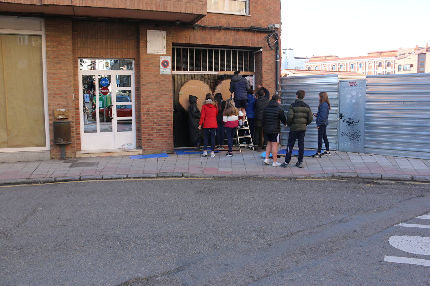 Los alumnos de Maristas dan un último repaso al corazón gigante.