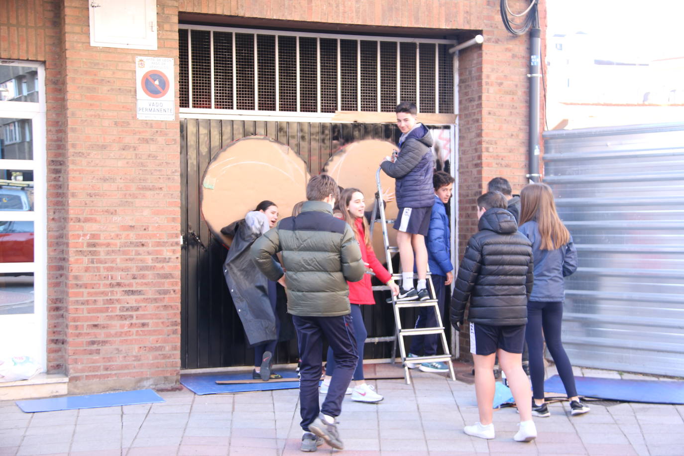 Los alumnos de Maristas dan un último repaso al corazón gigante.