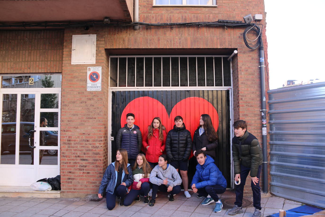 Los alumnos de Maristas dan un último repaso al corazón gigante.