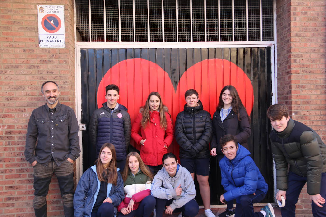 Los alumnos de Maristas dan un último repaso al corazón gigante.