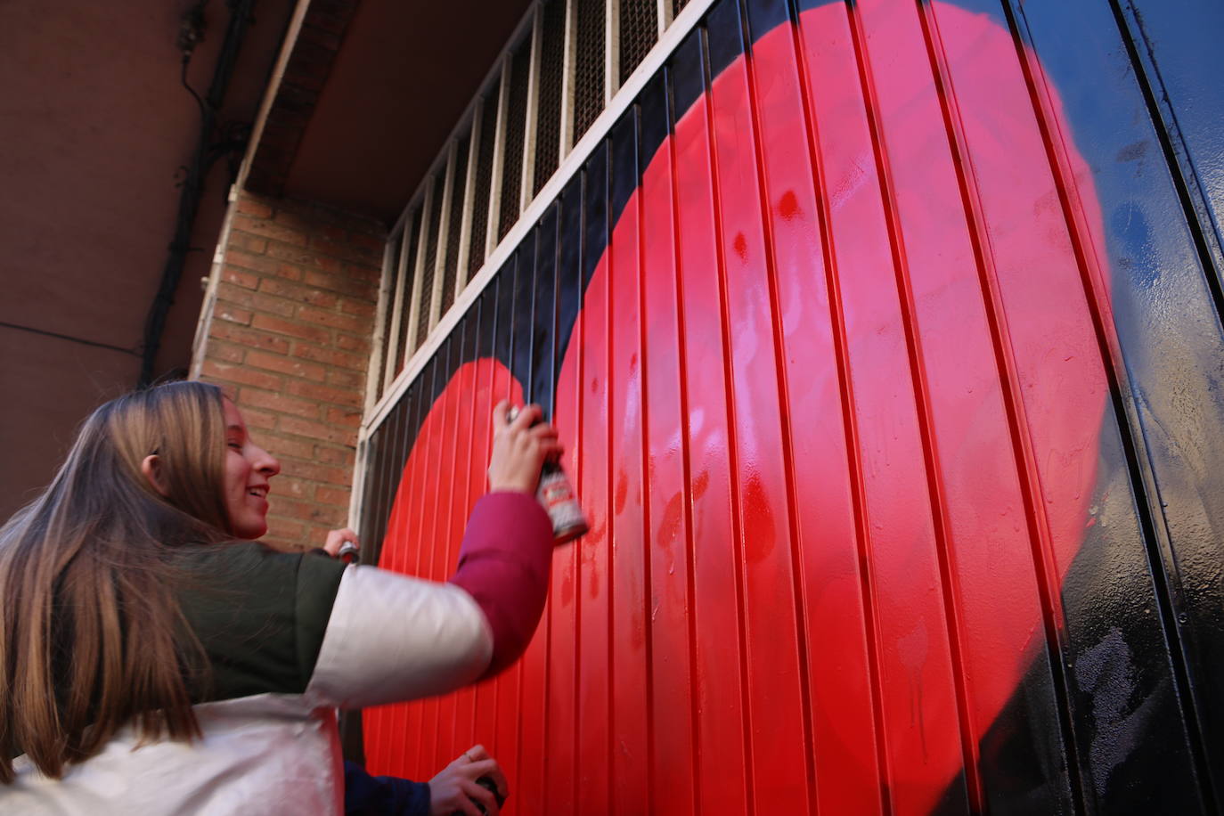 Los alumnos de Maristas dan un último repaso al corazón gigante.